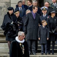 Joaquín y Marie de Dinamarca con sus hijos y sus tías en el funeral de Enrique de Dinamarca