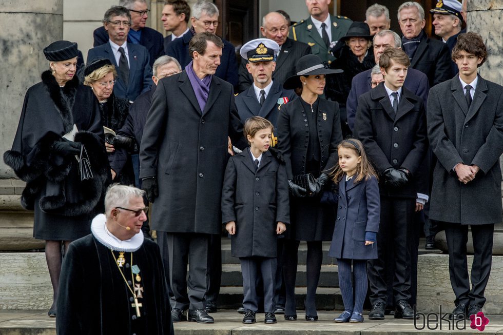 Joaquín y Marie de Dinamarca con sus hijos y sus tías en el funeral de Enrique de Dinamarca