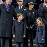Joaquín y Marie de Dinamarca con sus hijos Enrique y Athena en el funeral de Enrique de Dinamarca