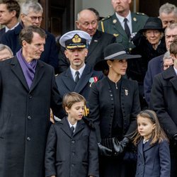 Joaquín y Marie de Dinamarca con sus hijos Enrique y Athena en el funeral de Enrique de Dinamarca