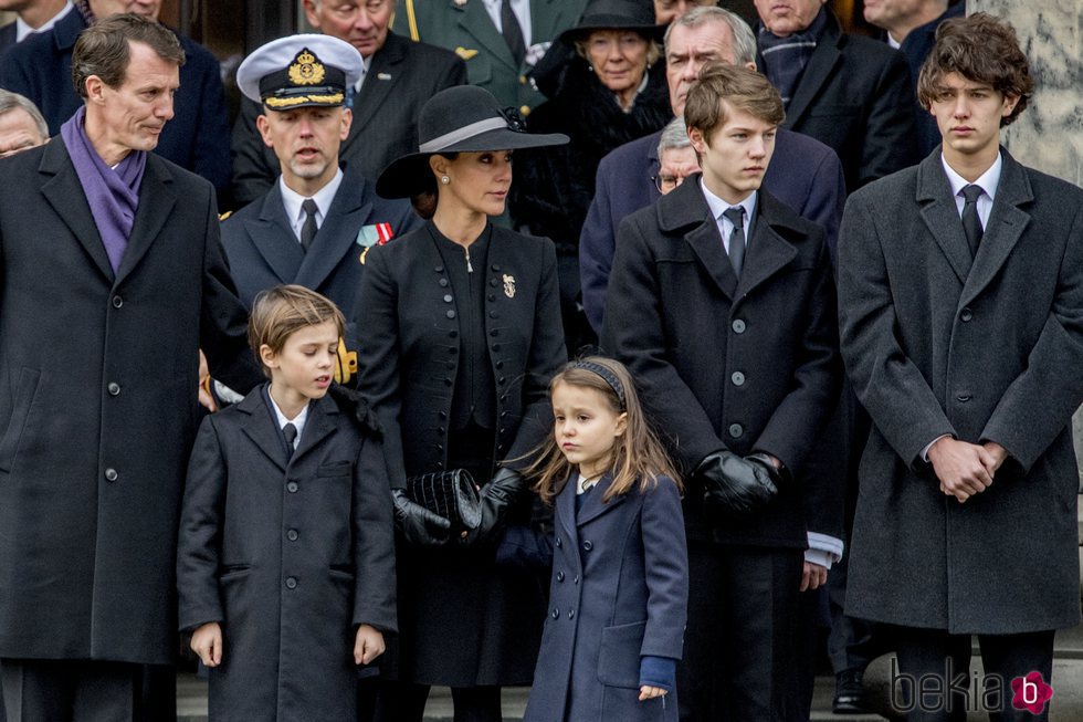 Joaquín y Marie de Dinamarca con los Príncipes Nicolás, Félix, Enrique y Athena en el funeral de Enrique de Dinamarca