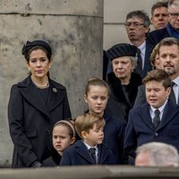 Federico y Mary de Dinamarca con sus hijos, Benedicta de Dinamarca y Constantino de Grecia en el funeral de Enrique de Dinamarca