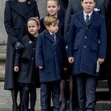 Federico y Mary de Dinamarca con sus hijos en el funeral de Enrique de Dinamarca