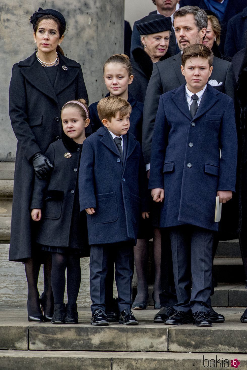 Federico y Mary de Dinamarca con sus hijos en el funeral de Enrique de Dinamarca