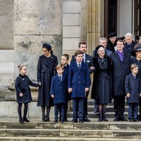 Margarita de Dinamarca con sus hijos, nueras y nietos en el funeral de Enrique de Dinamarca