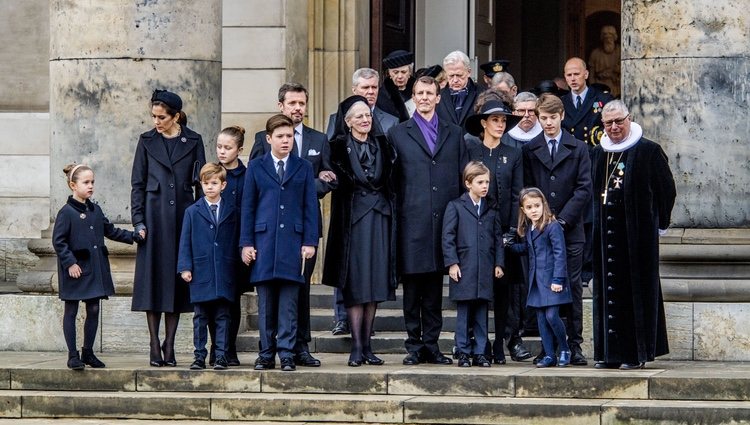 Margarita de Dinamarca con sus hijos, nueras y nietos en el funeral de Enrique de Dinamarca
