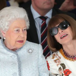 La Reina Isabel y Anna Wintour en la London Fashion Week 2018