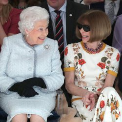La Reina Isabel y Anna Wintour, muy cómplices en la London Fashion Week 2018