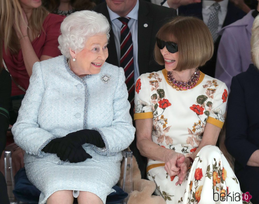 La Reina Isabel y Anna Wintour, muy cómplices en la London Fashion Week 2018