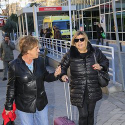 Chelo García Cortés y Terelu Campos saliendo del hospital a visitar a María Teresa Campos tras ser operada de una suboclusión intestinal