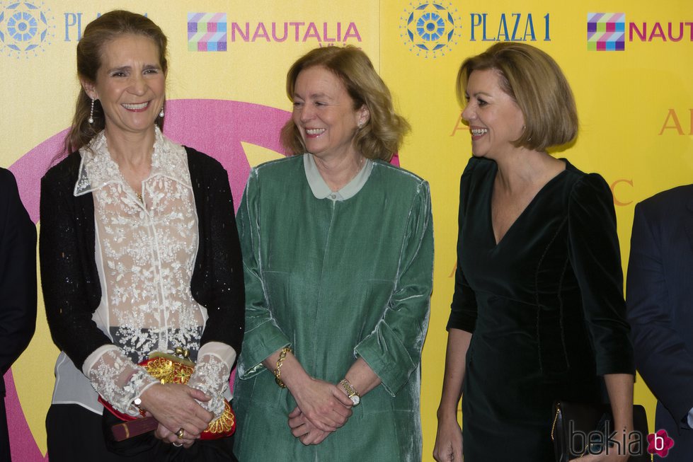 La Infanta Elena, Catalina Luca de Tena y María Dolores de Cospedal en la entrega del Premio Taurino ABC