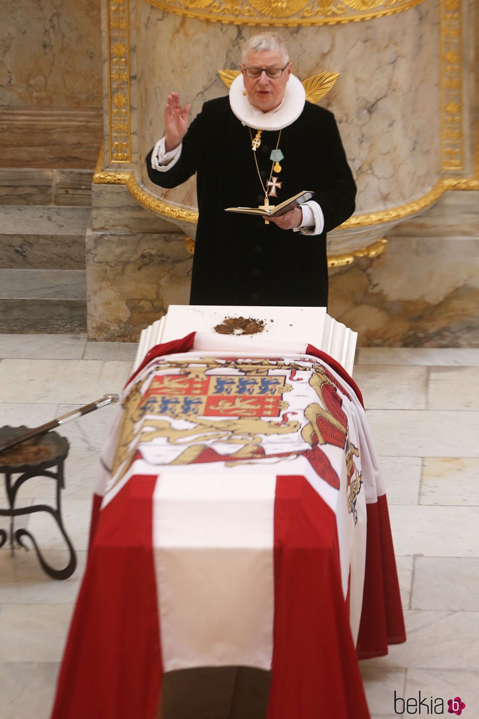 El féretro de Enrique de Dinamarca con tierra de Cayx en su funeral