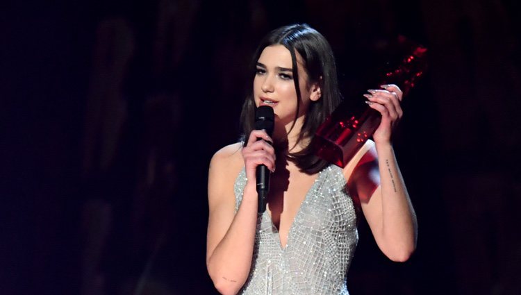 Dua Lipa recogiendo su premio a Mejor Artista Británica en los Brit Awards 2018