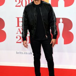 Marvin Humes en la alfombra roja de los Brit Awards 2018
