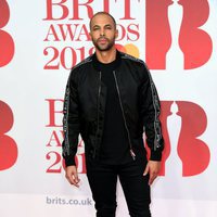 Marvin Humes en la alfombra roja de los Brit Awards 2018