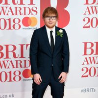 Ed Sheeran en la alfombra roja de los Brit Awards 2018