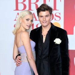 Oliver Cheshire y Pixie Lott en la alfombra roja de los Brit Awards 2018