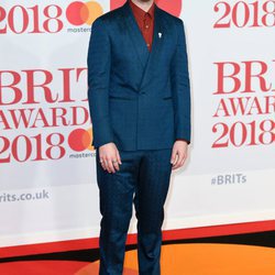 Sam Smith en la alfombra roja de los Brit Awards 2018
