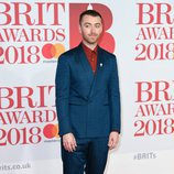 Sam Smith en la alfombra roja de los Brit Awards 2018