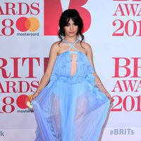 Camila Cabello en la alfombra roja de los Brit Awards 2018
