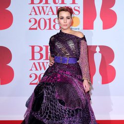 Noomi Repace en la alfombra roja de los Brit Awards 2018