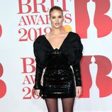 Rosie Huntington-Whiteley en la alfombra roja de los Brit Awards 2018