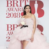 Dua Lipa en la alfombra roja de los Brit Awards 2018