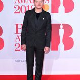 Conor Maynard en la alfombra roja de los Brit Awards 2018