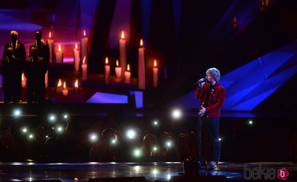 Ed Sheeran cantando sobre el escenario de los Brit Awards 2018