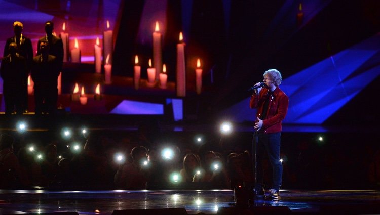 Ed Sheeran cantando sobre el escenario de los Brit Awards 2018