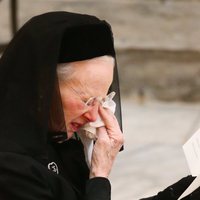 Margarita de Dinamarca llorando en el funeral de Enrique de Dinamarca
