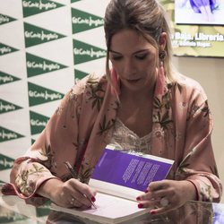 Tamara Gorro firma libros en Valencia