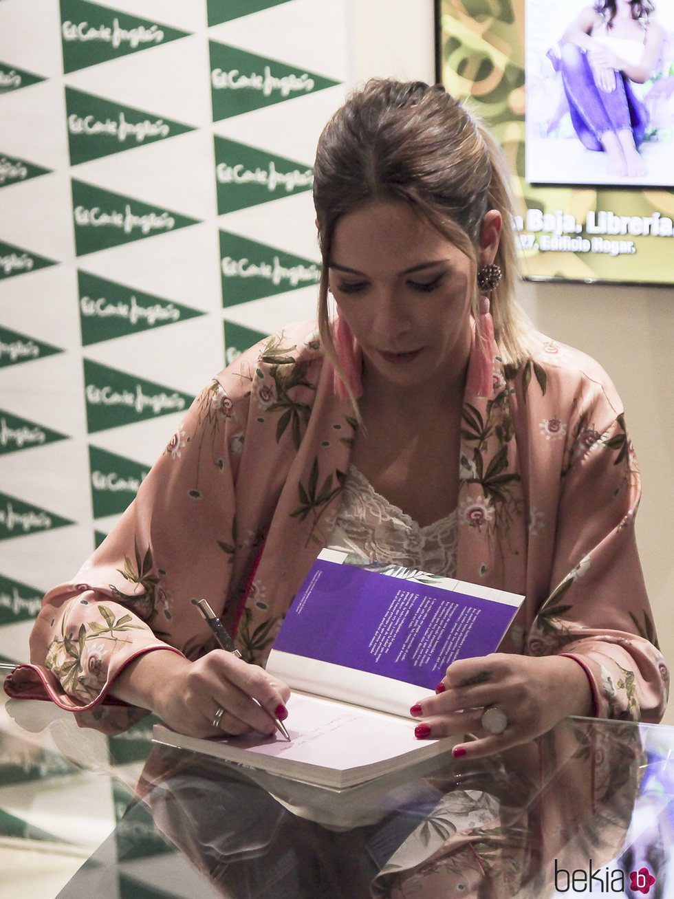 Tamara Gorro firma libros en Valencia
