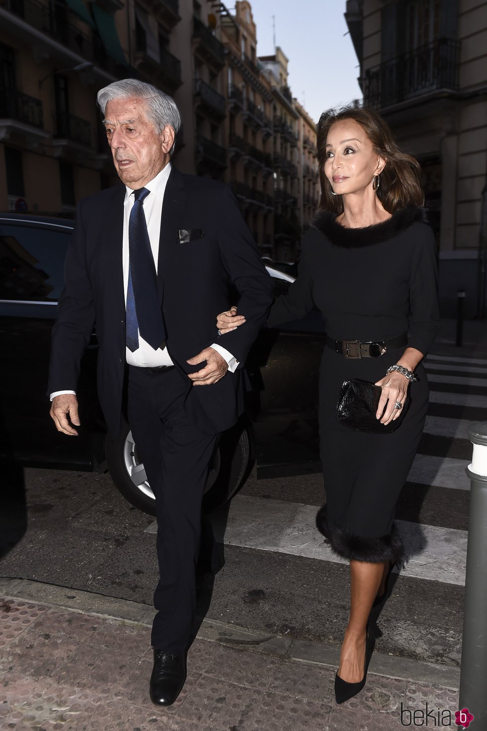 Isabel Preysler y Mario Vargas llosa del brazo en Madrid