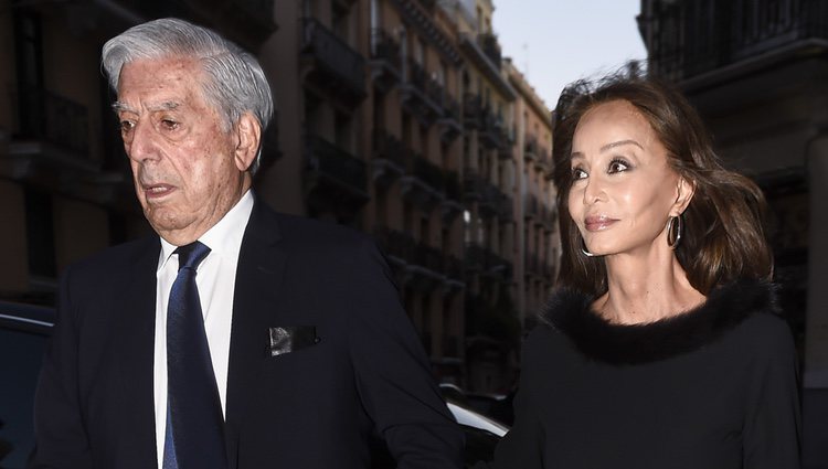 Isabel Preysler y Mario Vargas llosa del brazo en Madrid
