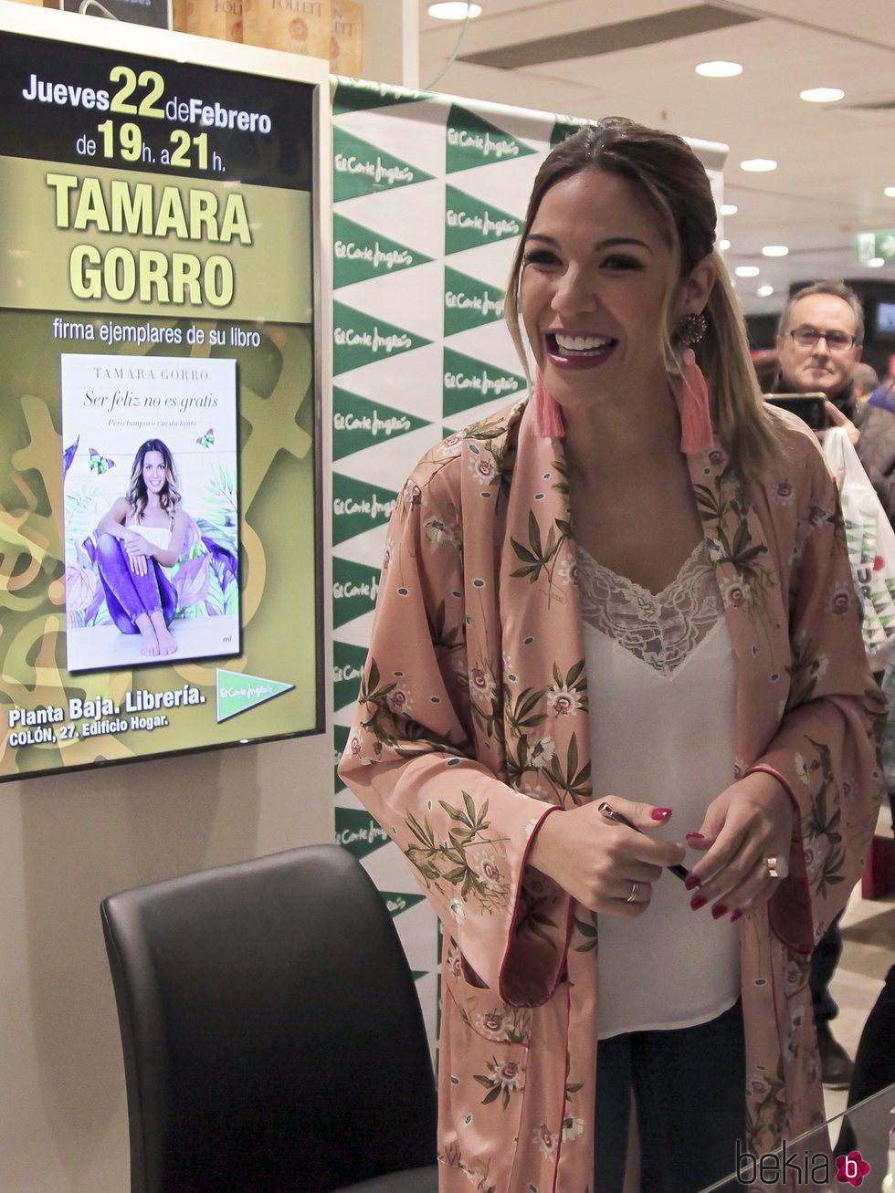 Tamara Gorro firmando libros en Valencia