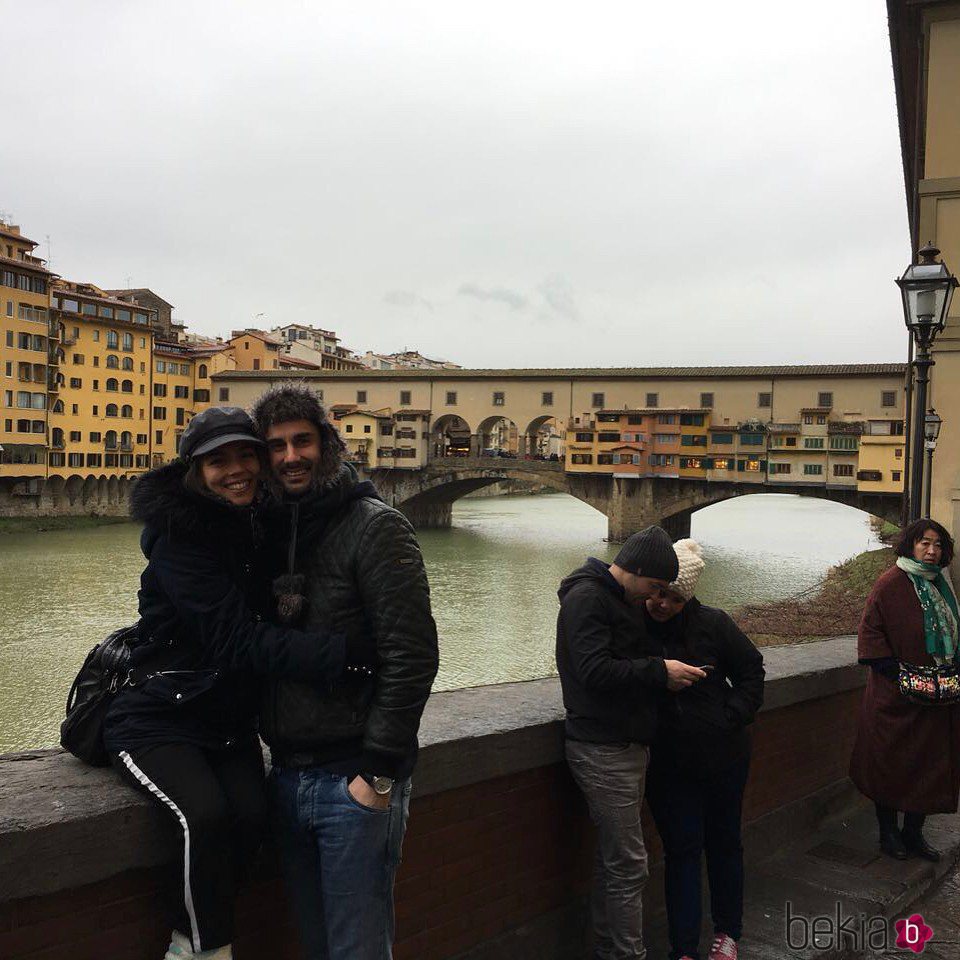 Melendi y Julia Nakamatsu en el Ponte Vecchio de Florencia