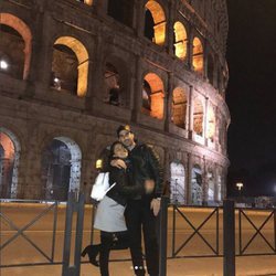 Melendi y Julia Nakamatsu posando junto al Colosseo