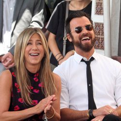 Jennifer Aniston y Justin Theroux riéndose juntos