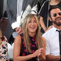 Jennifer Aniston y Justin Theroux riéndose juntos