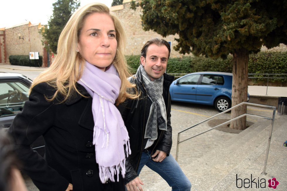 La extenista Arantxa Sánchez Vicario llega junto a su marido al entierro de Emilio Sánchez