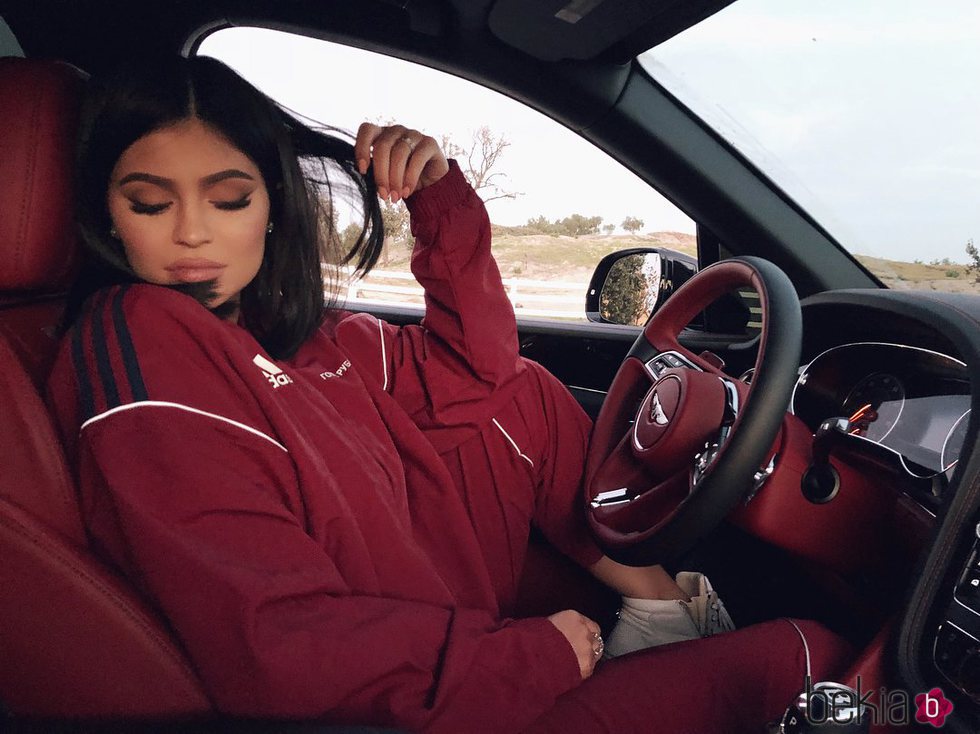 Kylie Jenner, de rojo, en un coche