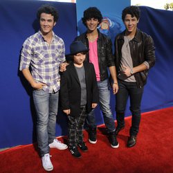 Kevin, Nick, Joe y Frankie Jonas en el estreno de la película 'Ponyo'