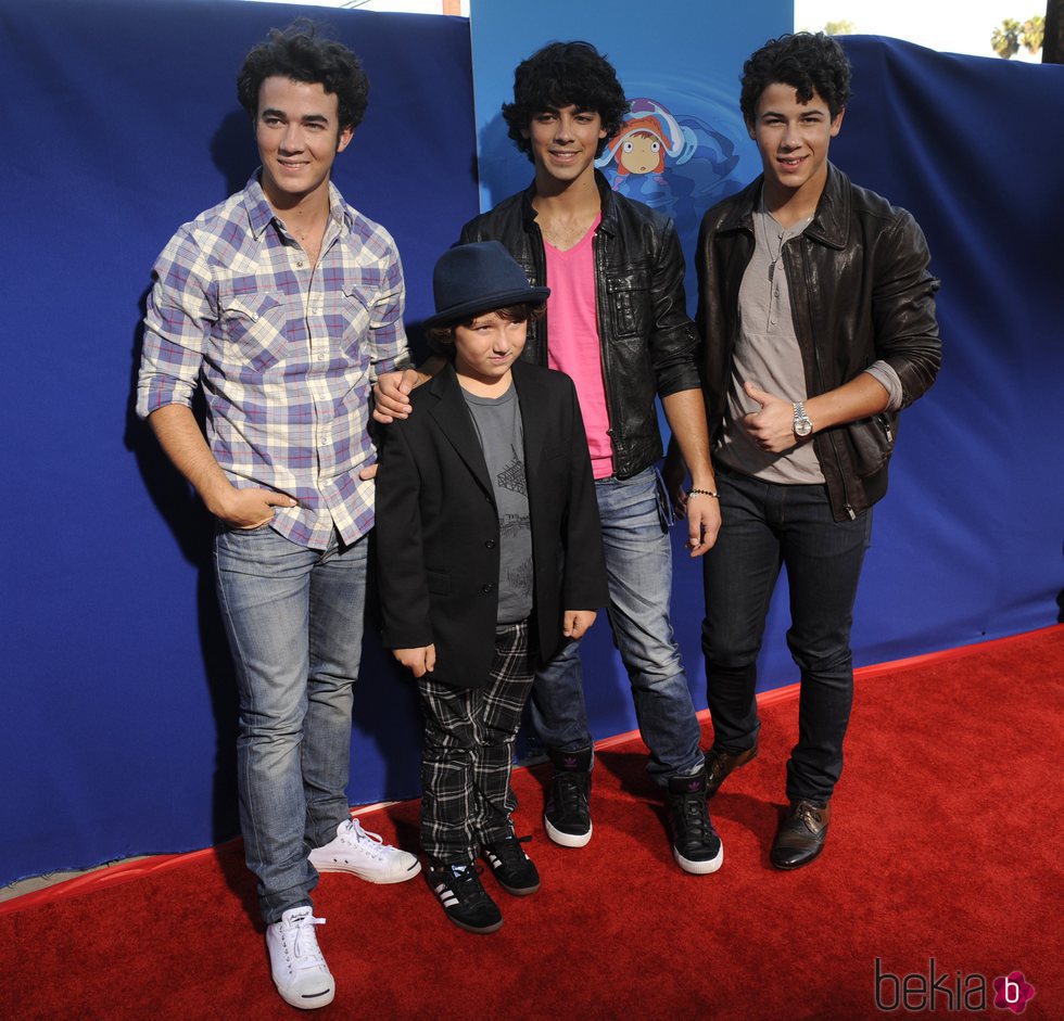 Kevin, Nick, Joe y Frankie Jonas en el estreno de la película 'Ponyo'
