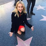 Reese Witherspoon posa junto a su Estrella en el Paseo de la Fama de Hollywood