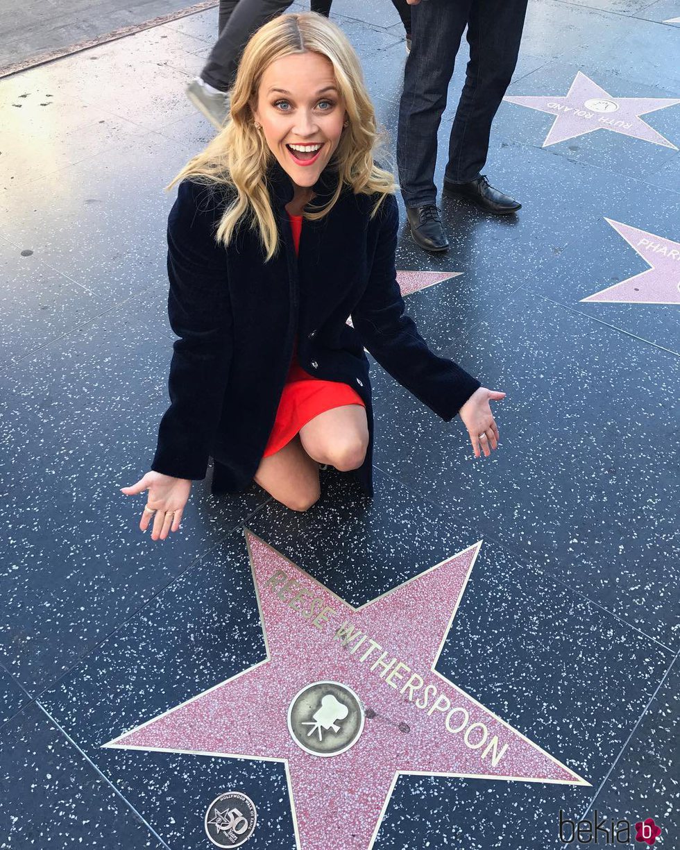 Reese Witherspoon posa junto a su Estrella en el Paseo de la Fama de Hollywood