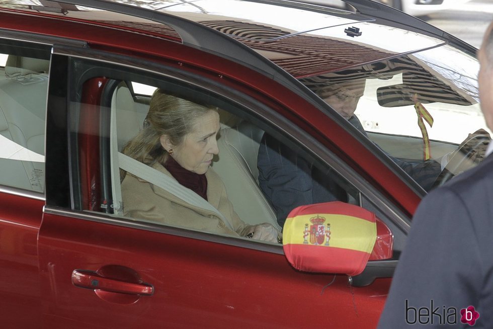 La Infanta Elena con el retrovisor con la bandera de España en la despedida al Equipo Paralímpico Español antes de los Juegos de Pyeongchang