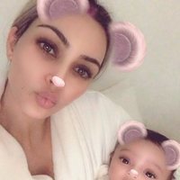 Kim Kardashian presenta a su tercera hija Chicago en redes sociales