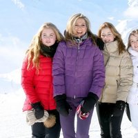 Máxima de Holanda con sus hijas en su posado invernal en Lech