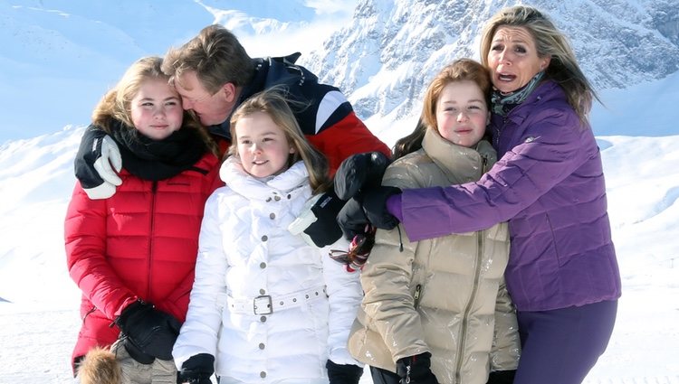 Guillermo Alejandro y Máxima de Holanda, cariñosos y frioleros con sus hijas en su posado invernal